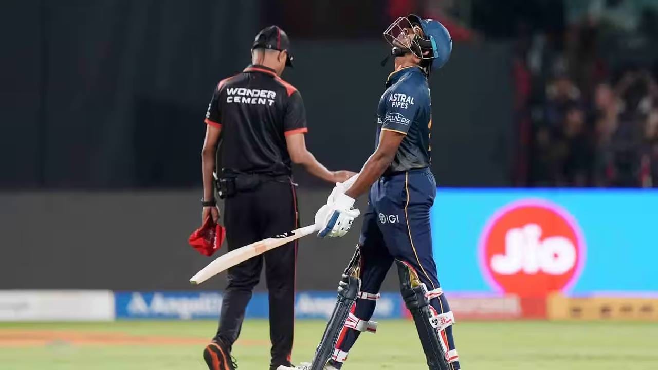 साई सुदर्शनने 47 डावांमध्ये 2000 धावा पूर्ण केल्या. यापूर्वी हा विक्रम वेस्ट इंडिजचा माजी फलंदाज ख्रिस गेलच्या नावावर होता. गेलने हा पराक्रम 48 डावांमध्ये केला होता. (Photo: IPL/BCCI)