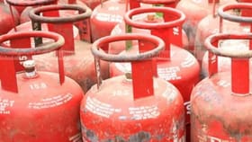 नव्या महिन्याच्या पहिल्याच दिवशी झटका, कमर्शिअल LPG 195 रुपयांनीमहागला.