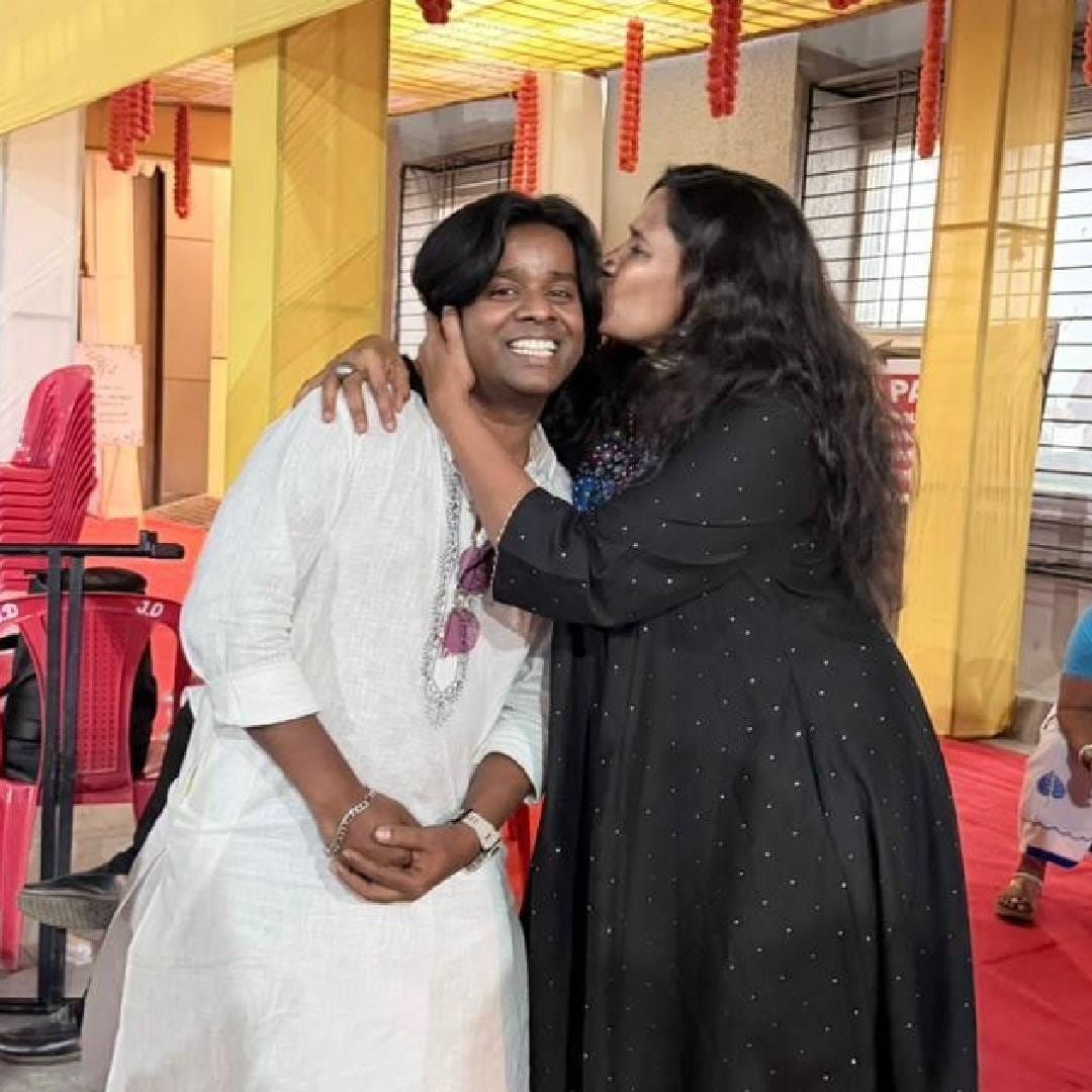 या पोस्टमध्ये छाया कदम यांनी लिहिलंय, 'स्वप्न अस्वस्थ करतात. स्वप्न लढायला शिकवतात. स्वप्न जगायला शिकवतात आणि तिच स्वप्न पूर्ण करण्यासाठी अमिताभ बच्चनजींच्या जुन्या हेअर स्टाइलच्या प्रेमात लहानापासून वेडा असलेला गौरव पुढे त्याच्या अशाच स्वप्नांचं एक घर उभं करतो. फिल्टरपाड्याच्या झोपडपट्टीतून रोज अंधार आकाशातील तारे पाहणारा गौरव, स्वतःच्या कष्टाने आणि कामावर असलेल्या अपार निष्ठेने एक दिवस स्वतः तारा होऊन जातो.'