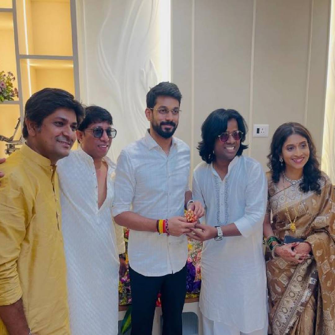 'महाराष्ट्राची हास्यजत्रा' फेम रोहित माने मात्र पत्नीसह गौरव मोरेच्या नवी घरी त्याला शुभेच्छा देण्यासाठी आवर्जून पोहोचला होता. हास्यजत्रेचे इतर कलाकार जरी परदेशात असले तरी सोशल मीडियावर त्यांनी गौरवसाठी पोस्ट का लिहिली नाही असा प्रश्न काहींनी उपस्थित केला आहे. 
