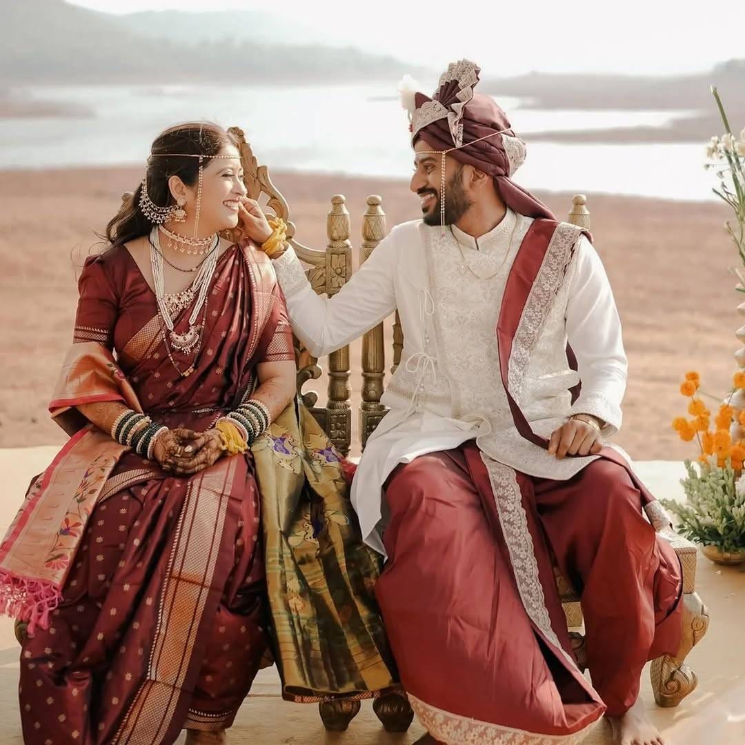 झी मराठी वाहिनीवरील 'तुला पाहते रे' या मालिकेतून घराघरात पोहोचलेली अभिनेत्री गायत्री दातारने तिच्या आयुष्याच्या नव्या प्रवासाला सुरुवात केली आहे. गायत्रीने सोमवारी 27 एप्रिल रोजी श्रीकांत चवरेशी लग्नगाठ बांधली आहे. या लग्नाचे फोटो आणि व्हिडीओ सोशल मीडियावर समोर आले आहेत. 
