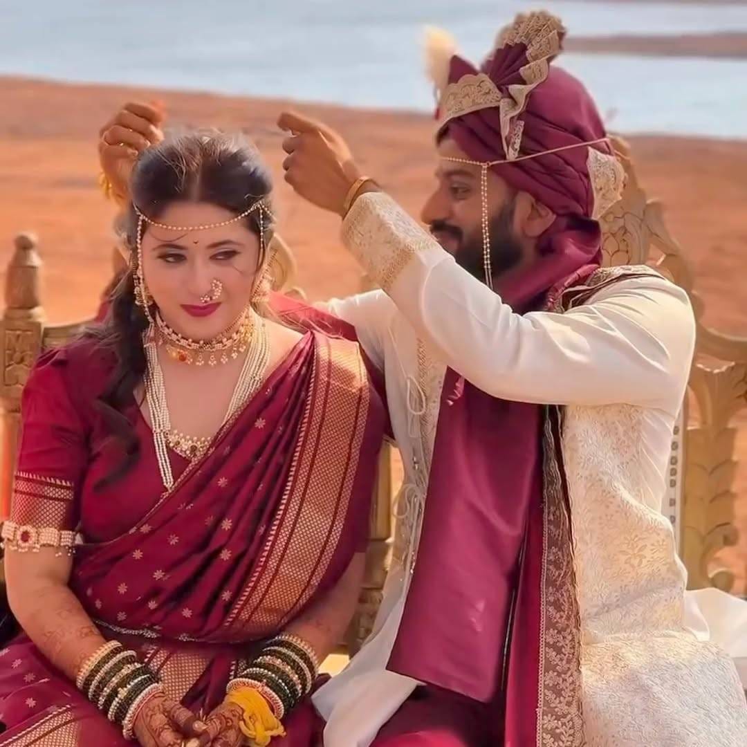 माझ्या आयुष्यात हिरोची एण्ट्री झाली असं म्हणत गेल्या वर्षी डिसेंबरमध्ये गायत्रीने चाहत्यांना आनंदाची बातमी सांगितली होती. त्यावेळी तिने होणाऱ्या जोडीदाराचा चेहरा दाखवला नव्हता. मात्र काही दिवसांनंतर तिने खास फोटो शेअर करत श्रीकांतची चाहत्यांना ओळख करून दिली. 
