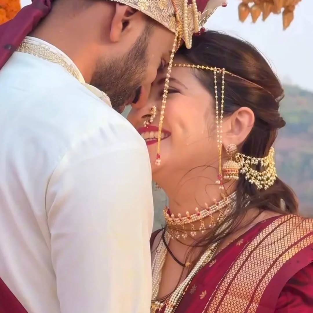 गायत्रीचा पती श्रीकांत चवरे याने आयआयटी बॉम्बेमधून शिक्षण पूर्ण केलं आहे. तसंच त्याला ड्रोन फोटोग्राफीचीही प्रचंड आवड आहे. श्रीकांतच्या इन्स्टाग्राम प्रोफाइलमधून जाणवतं की त्याला फिरण्याची आणि फोटोग्राफीची विशेष आवड आहे. 
