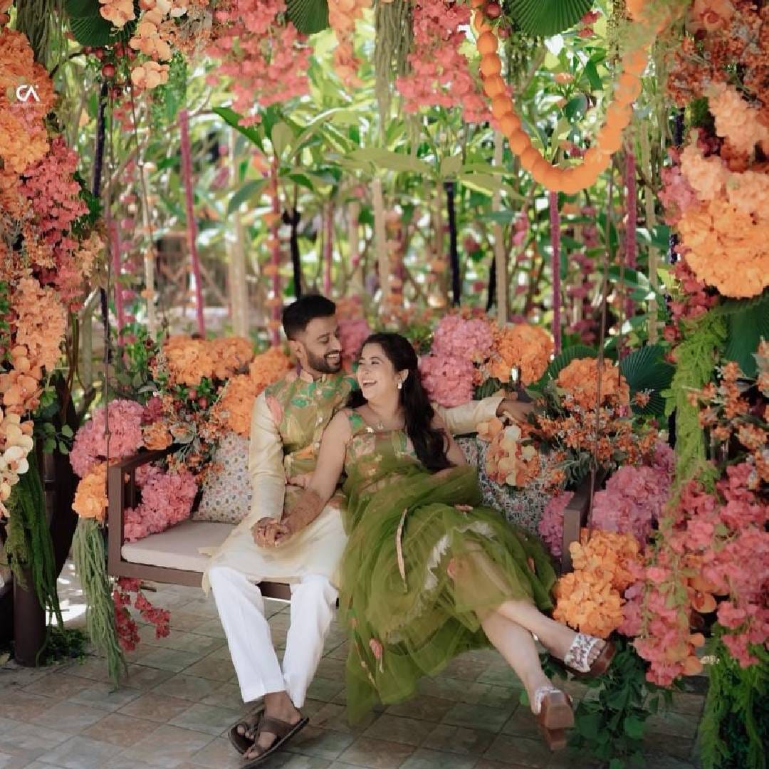 गायत्रीच्या होणाऱ्या पतीचं नाव श्रीकांत चवरे असं आहे. त्याने आयआयटी बॉम्बेमधून शिक्षण पूर्ण केल्याचं इन्स्टाग्राम बायोमध्ये लिहिलं आहे. त्याचसोबत तो ड्रोन फोटोग्राफरसुद्धा आहे. श्रीकांतला फिरण्याची आणि फोटोग्राफीची खूप आवड आहे.