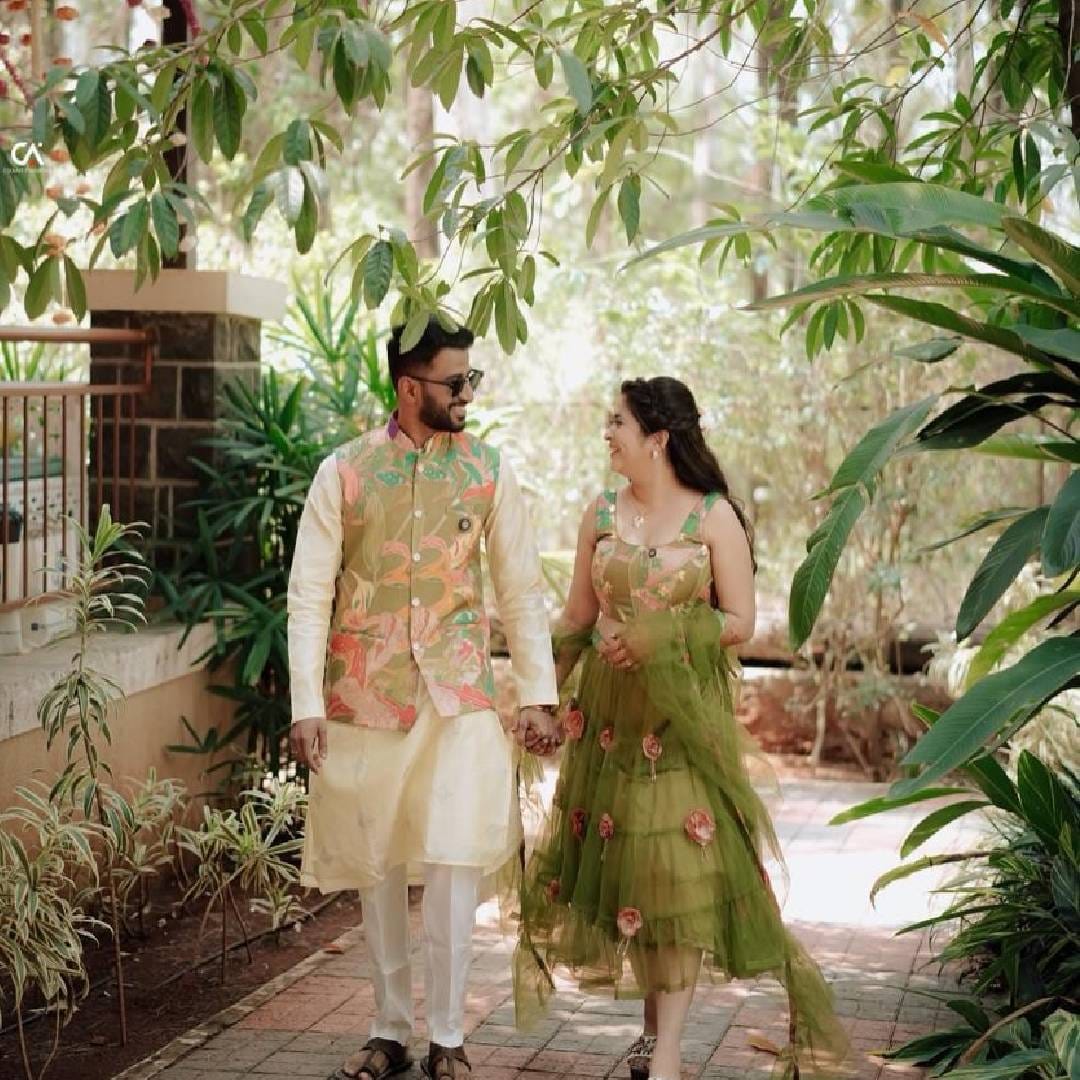 या कार्यक्रमात गायत्री आणि आणि तिच्या होणाऱ्या नवऱ्याने मेहंदीच्या रंगसंगतीचे कपडे परिधान केले होते. या दोघांची जोडी खूपच सुंदर दिसत असून चाहत्यांनी त्यावर लाइक्स आणि कमेंट्सचा वर्षाव केला आहे. 