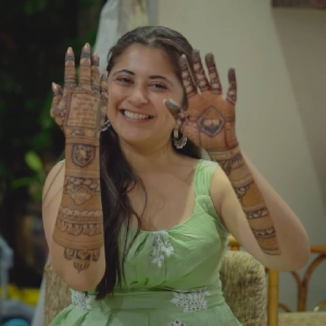 माझ्या आयुष्यात हिरोची एण्ट्री झाली, असं म्हणत गेल्या वर्षी डिसेंबरमध्ये गायत्रीने चाहत्यांना आश्चर्याचा सुखद धक्का दिला होता. यावेळी तिच्या हातात साखरपुड्याची अंगठीसुद्धा पहायला मिळाली होती. 
