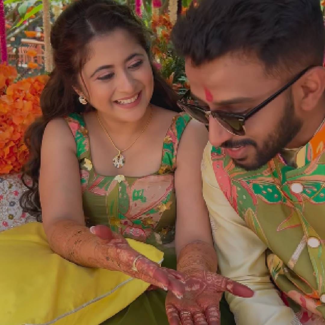 'तुला पाहते रे' या मालिकेतून घराघरात पोहोचलेली अभिनेत्री गायत्री दातार लवकरच लग्नबंधनात अडकणार आहे. नुकताच तिचा मेहंदीचा कार्यक्रम जल्लोषात पार पडला. या कार्यक्रमाला मराठी कलाविश्वातील काही कलाकारसुद्धा उपस्थित होते. गायत्रीने तिच्या इन्स्टाग्राम अकाऊंटवर मेहंदीचे सुंदर फोटो पोस्ट केले आहेत. 
