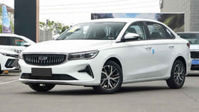 टोयोटा-मारूती कारला टक्कर देणार ही कार, 1 लीटरमध्ये देते 45किमी मायलेज