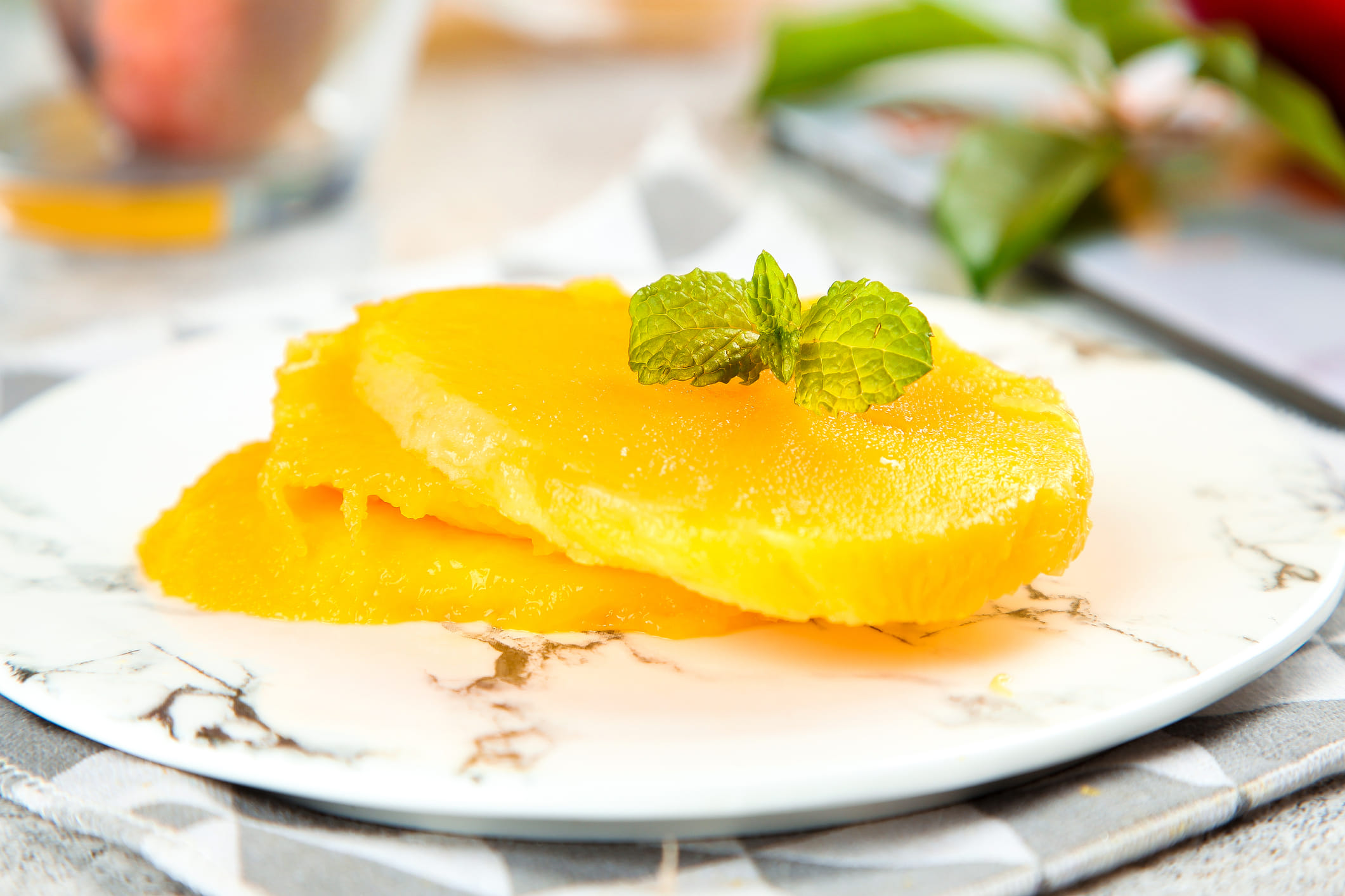 जर तुम्हाला रसाऐवजी आंब्याच्या फोडी साठवायच्या असतील, तर आंब्याचे मध्यम आकाराचे तुकडे करून घ्या. एका ट्रेमध्ये हे तुकडे एकमेकांना न चिकटवता ठेवून २-३ तास फ्रीझरमध्ये ठेवा. हे तुकडे पूर्णपणे गोठल्यावर ते एका झिप-लॉक बॅगमध्ये भरून पुन्हा फ्रीझरमध्ये ठेवा. जेव्हा हवे तेव्हा तुम्ही या फोडींचा रस किंवा मँगो शेक बनवू शकता.