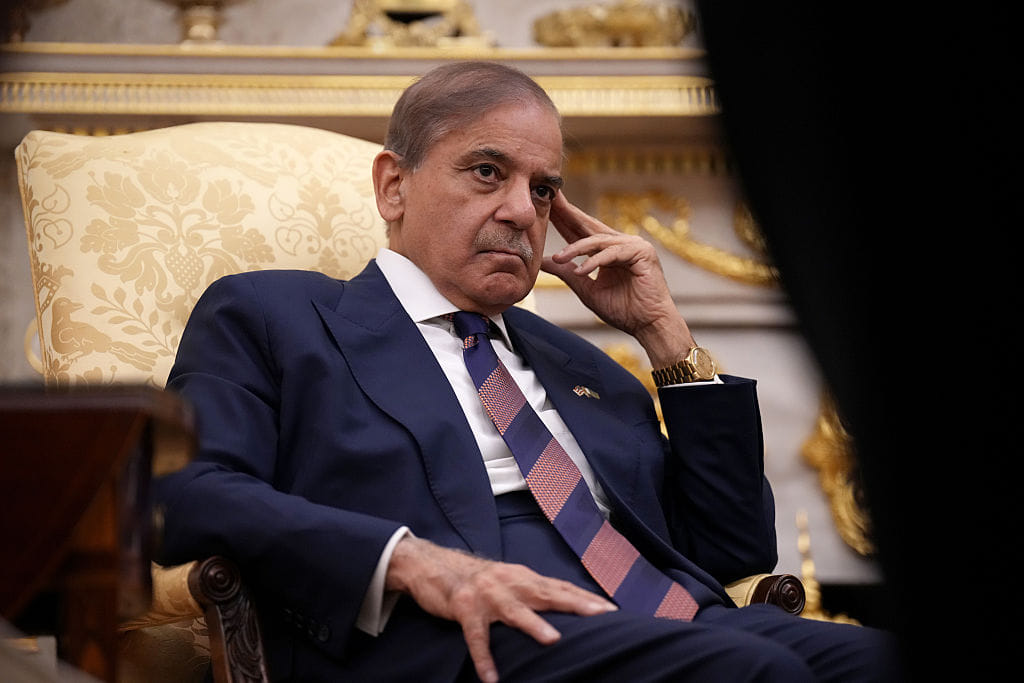 Pakistan Crisis : 29 हजार कोटीचं कर्ज फेडण्यासाठी शेवटचे 3 दिवस उरले, हे दोन मुस्लिम देश पाकिस्तानच्या मदतीसाठी राहिले उभे