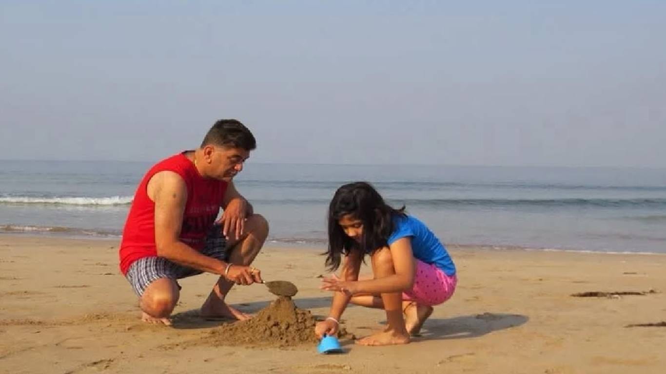 "मी हे सगळं शिकवण म्हणून घेतलं आणि त्यातून बाहेर पडलो. पण दोन व्यक्तींमधील खासगी गोष्ट ही अनेकांसाठी मनोरंजनाचं साधन असतं. गिरीश आणि पल्लवी यांना एक मुलगी आहे. याविषयी ते पुढे म्हणाले, आम्ही आमच्या मुलीलाही कोणताही आडपडदा न ठेवता सांगितलं, जेणेकरून बाहेरचं कोणी तिला चुकीचं सांगू नये."
