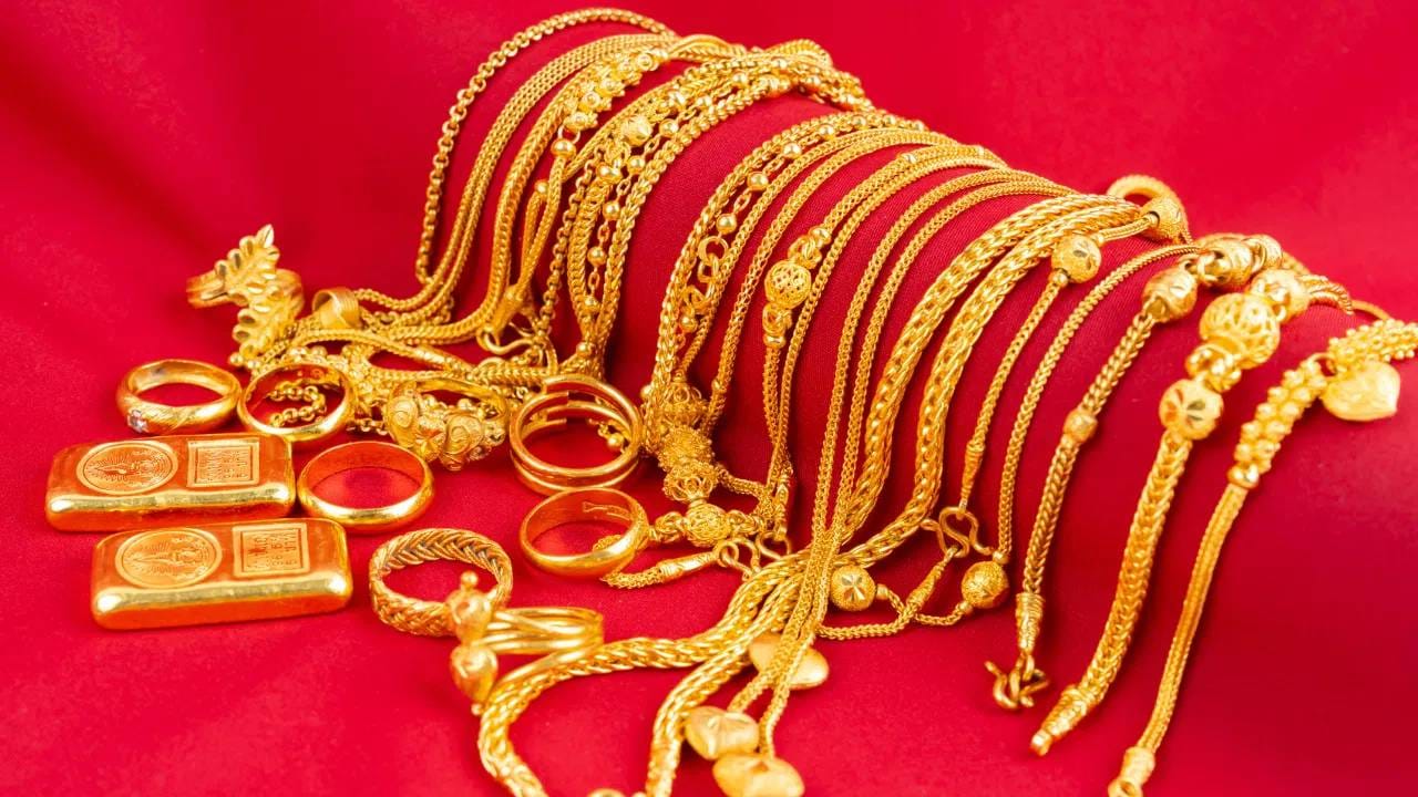 Gold Price Today : सोनं उच्चांकापेक्षा स्वस्त, आठवड्याच्या पहिल्याच दिवशी घसरले भाव, जाणून घ्या आजचे दर