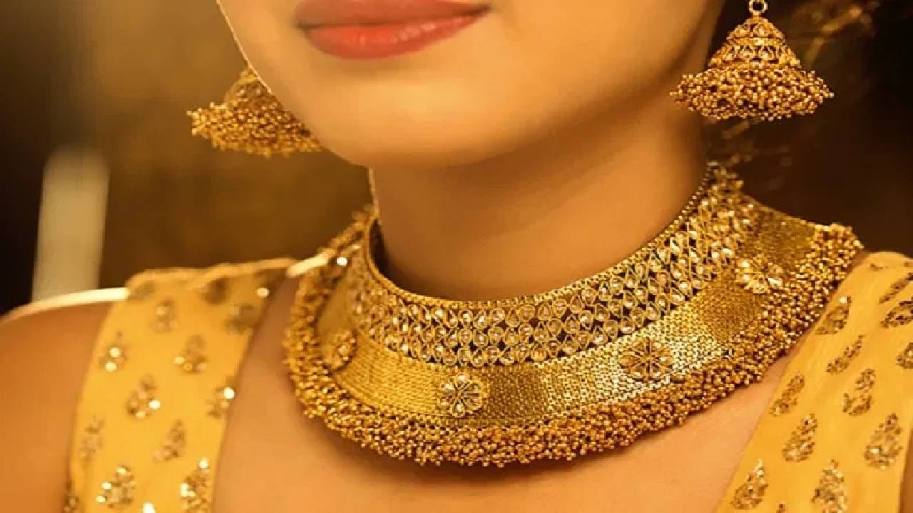 Todays Gold Rate: सोन्याचा भाव वाढला की कमी झाला, 10 ग्रॅम सोन्याचे दागिने बनवायला किती पैसे लागणार? जाणून घ्या