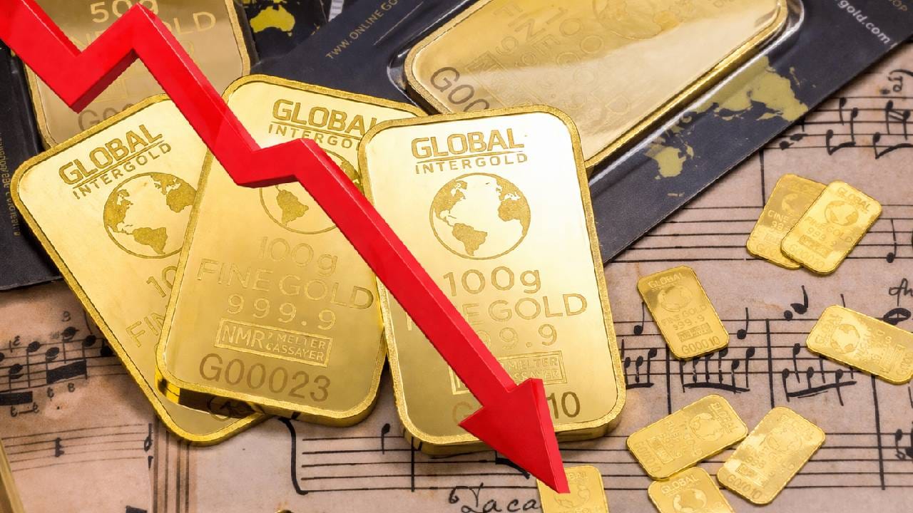 भारतीय संस्कृतीमध्ये सोने आणि चांदी यां दोन्हीही मौल्यवान धातूंना सर्वाधिक महत्त्व दिले जाते. सणासुदीला किंवा आनंदाच्या वेळी सोने खरेदी केले जाते. पण आजकाल वाढलेले सोन्याचे दर पाहून सर्वसामान्यांना सोने खरेदी करताना दहा वेळा विचार करावा लागत आहे. मात्र, आज सोन्याचे भाव चांगलेच घसरले आहेत.