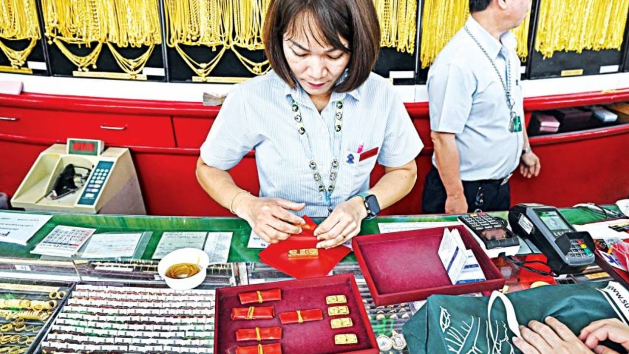 Gold Price: या देशात दूध आणि ब्रेडपेक्षा सोने स्वस्त! 15 ग्रॅमची किंमत तर... Gold Price: या देशात दूध आणि ब्रेडपेक्षा सोने स्वस्त! 15 ग्रॅमची किंमत तर...