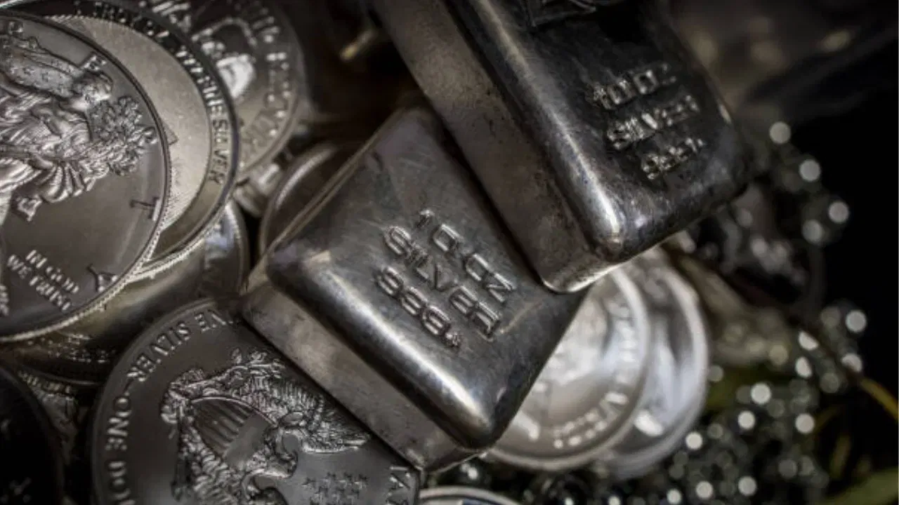 जळगाव सराफा बाजारात एक किलो चांदीचा दर जीएसटीसह 2 लाख 56 हजार 470 रुपयांवर पोहोचला आहे. आखातातील तणावामुळे आगामी काळात या दोन्ही धातूंचे दर आणखी बदलण्याची शक्यता आहे. 