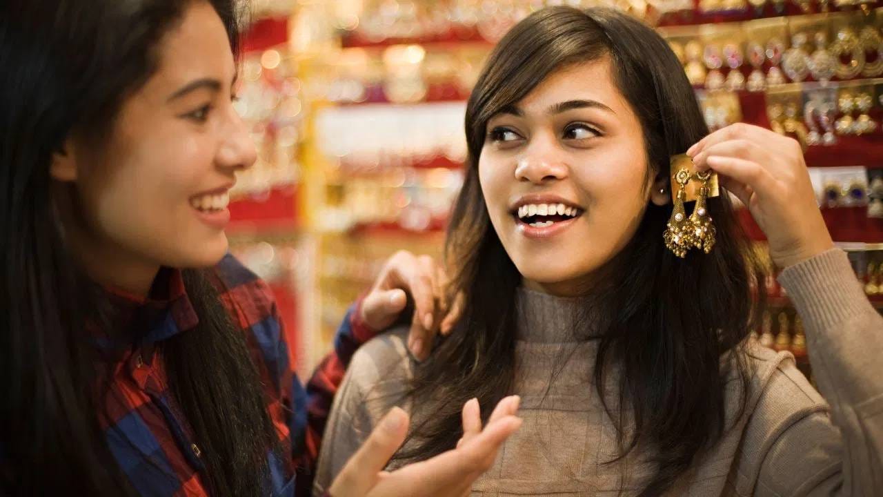 PC Jeweller Share मध्ये बुधवारी मोठी उसळी आली. हा एक पेनी स्टॉक आहे. बुधवारी BSE च्या इंट्राडेच्या दरम्यान 13 टक्क्यांहून अधिक उसळला. हा शेअर 9.65 रुपयांवर पोहचला. मार्च 2026 च्या तिमाहीत कंपनीने जोरदार व्यवसाय केला.