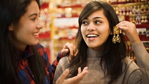 PC Jeweller Share मध्ये बुधवारी मोठी उसळी आली. हा एक पेनी स्टॉक आहे. बुधवारी BSE च्या इंट्राडेच्या दरम्यान 13 टक्क्यांहून अधिक उसळला. हा शेअर 9.65 रुपयांवर पोहचला. मार्च 2026 च्या तिमाहीत कंपनीने जोरदार व्यवसाय केला.