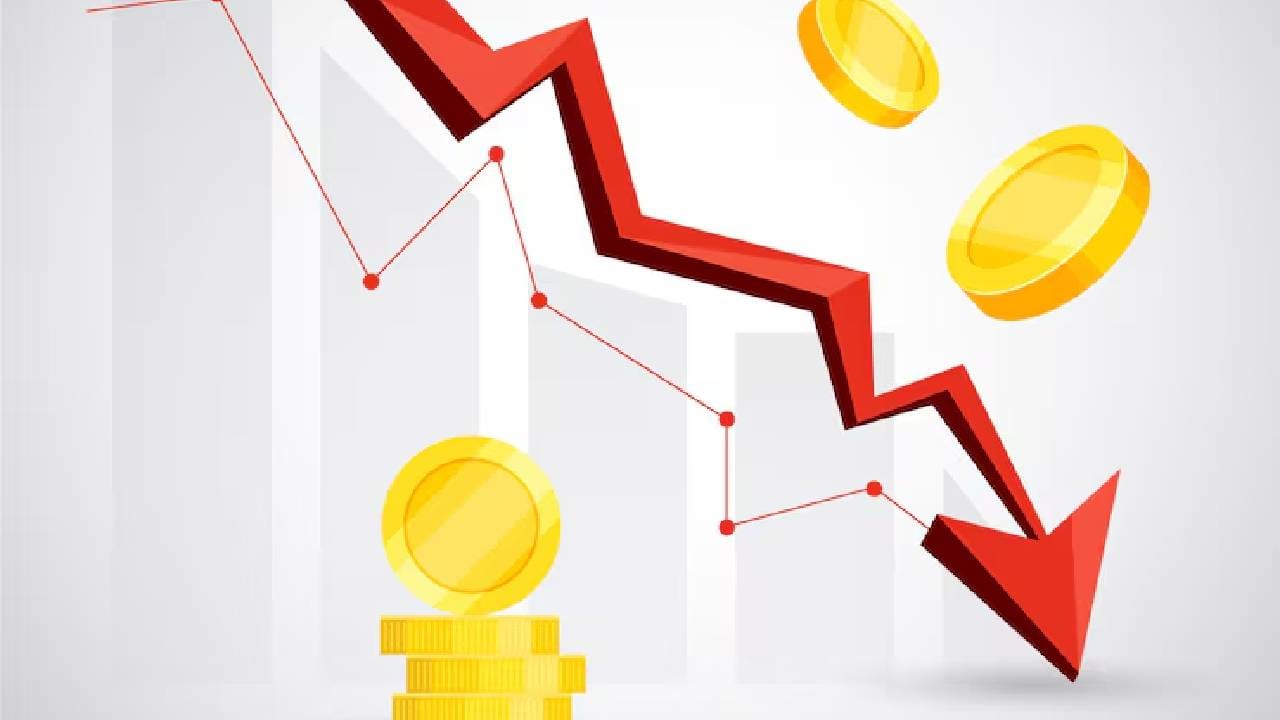 आज जळगावच्या सराफ बाजारात सोन्याच्या दरात 800 रुपयांची घसरण झाली आहे. तर चांदीच्या दरात 5 हजार रुपयांची मोठी घसरण झाली आहे. त्यामुळे जर सर्वसामान्यांचा चांदी खरेदीचा विचार असेल तर आजचा दिवस हा चांगला ठरेल.