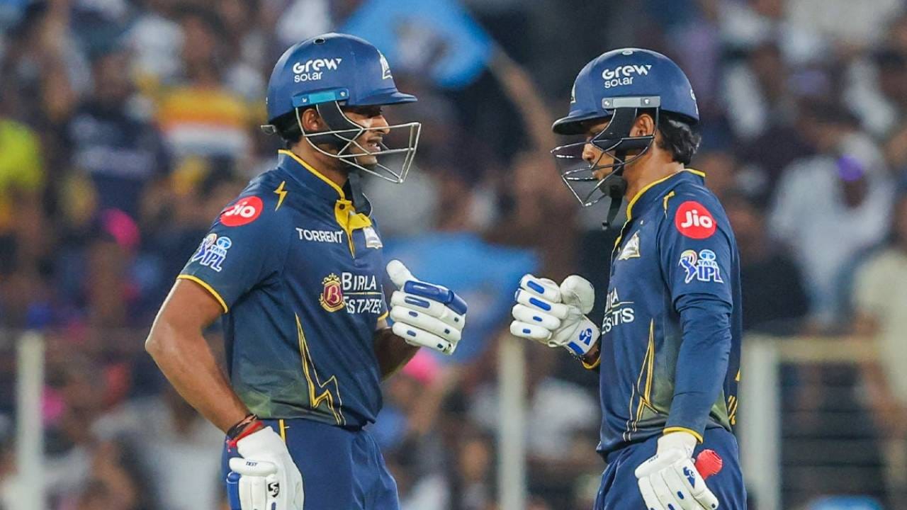 गुजरात टायटन्सला तिसऱ्या सामन्यात काहीही करून विजय मिळवावा लागेल. कारण हा सामना गमावला तर संघावरील दडपण वाढेल. पुढे जाऊन प्लेऑफचं गणित आणखी किचकट होत जाईल. गुजरात टायटन्सला पहिल्या विजयाची आस आहे. (Photo- Gujarat Titans Twitter)