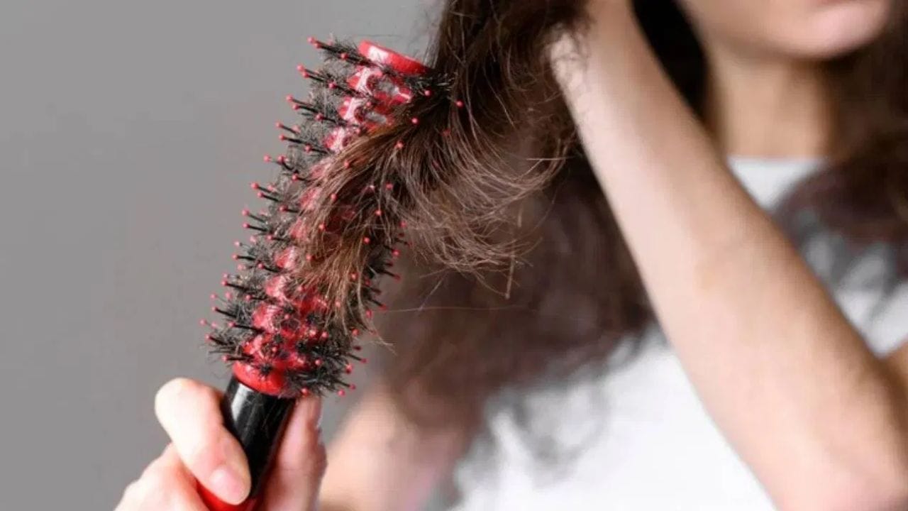 त्वचारोग तज्ञांच्या मते, उन्हाळ्याच्या दिवसांत अनेक लोक टाळूची जळजळ, कोंडा आणि वेदना यामुळे त्रस्त असतात. सूर्यप्रकाशामुळे टाळूला खाज देखील सुटते. 