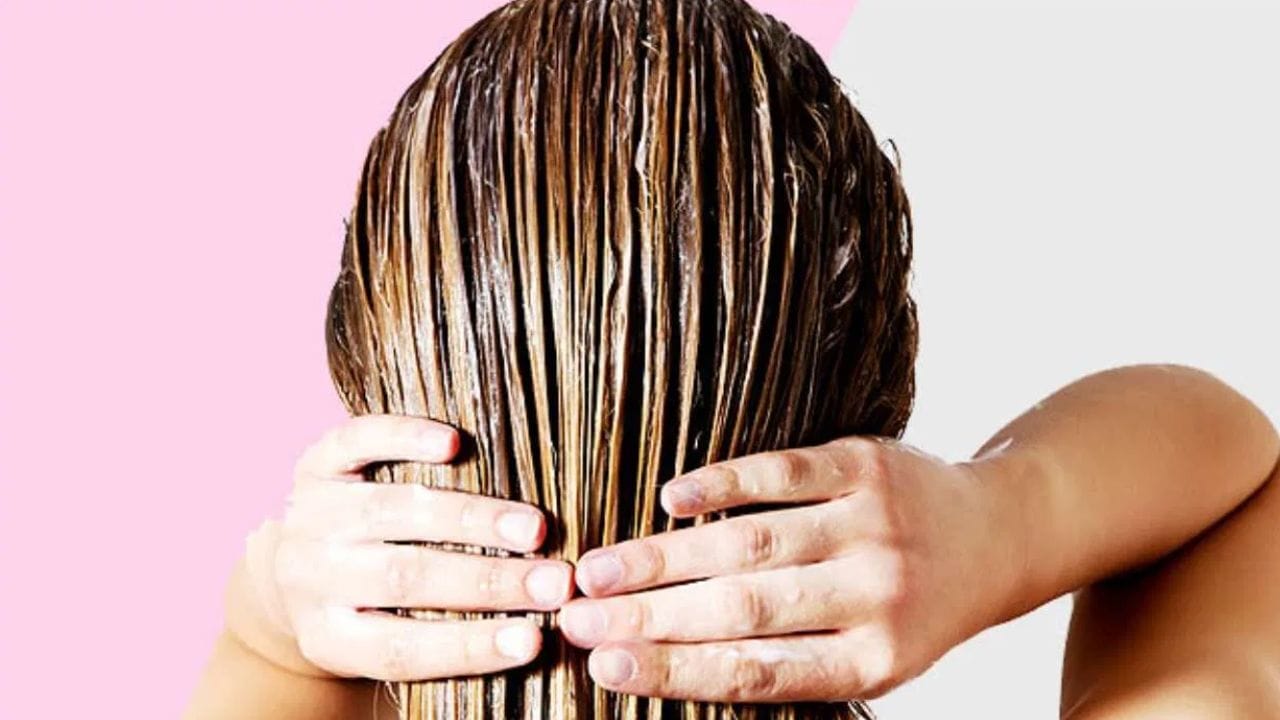 उन्हाळ्यात केसांची काळजी घेण्यासाठी दोन ते तीन दिवसांमध्ये केस धुणे आवश्यक आहे. ज्यामुळे केसांचा चिकटपणा निघून जाण्यास अत्यंत मोठी मदत होते. 