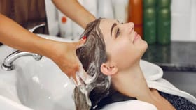 शॅम्पूमुळे कमी होते केसांची चमक, 'या' 5 चुका सुधारा.