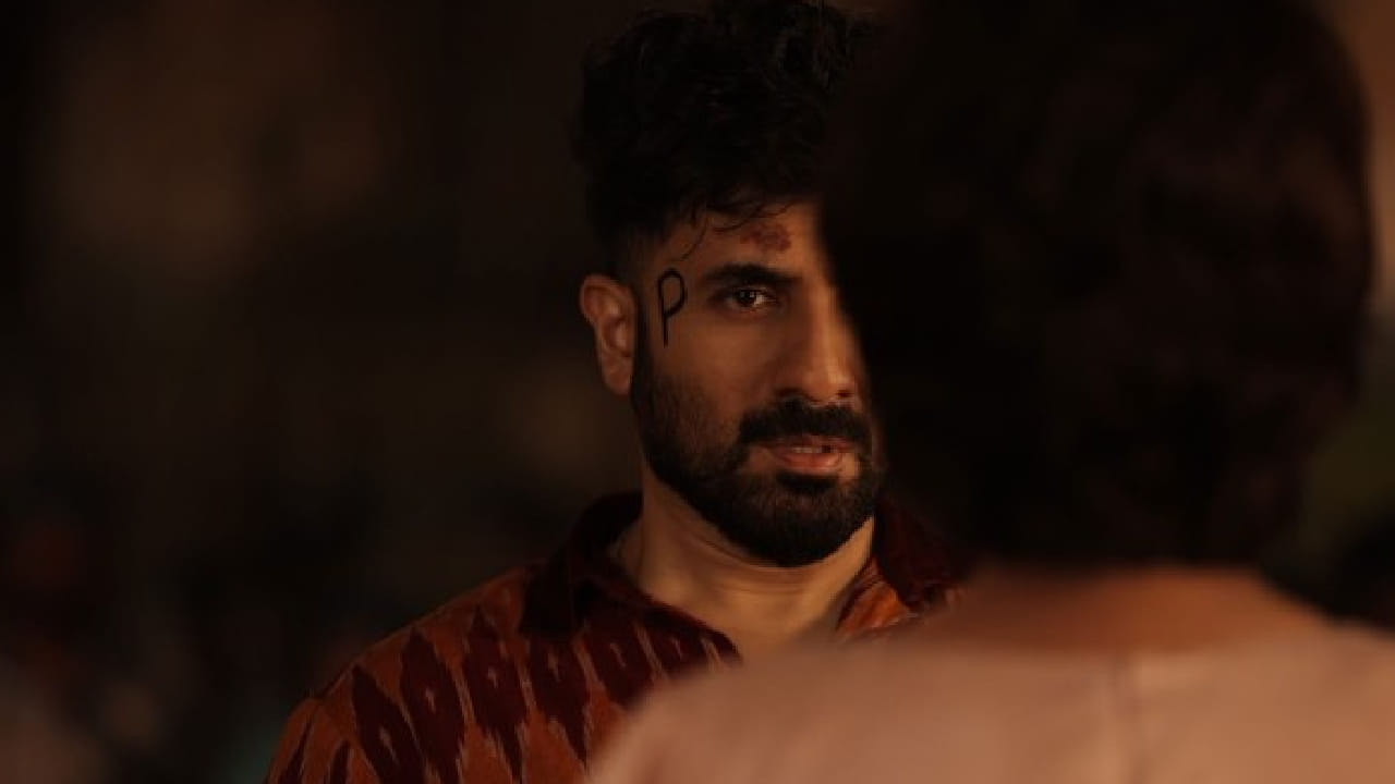 बॉलिवूडमध्ये अनेक चित्रपट असे आहेत ज्यांना बॉक्स ऑफिसवर अपेक्षित यश मिळाले नाही. मात्र, त्याच चित्रपटांनी OTT प्लॅटफॉर्मवर रिलीज झाल्यानंतर प्रेक्षकांची मनं जिंकली आणि प्रचंड लोकप्रियता मिळवली. 2026 मधील अशाच एका चित्रपटाची सध्या जोरदार चर्चा सुरू आहे.