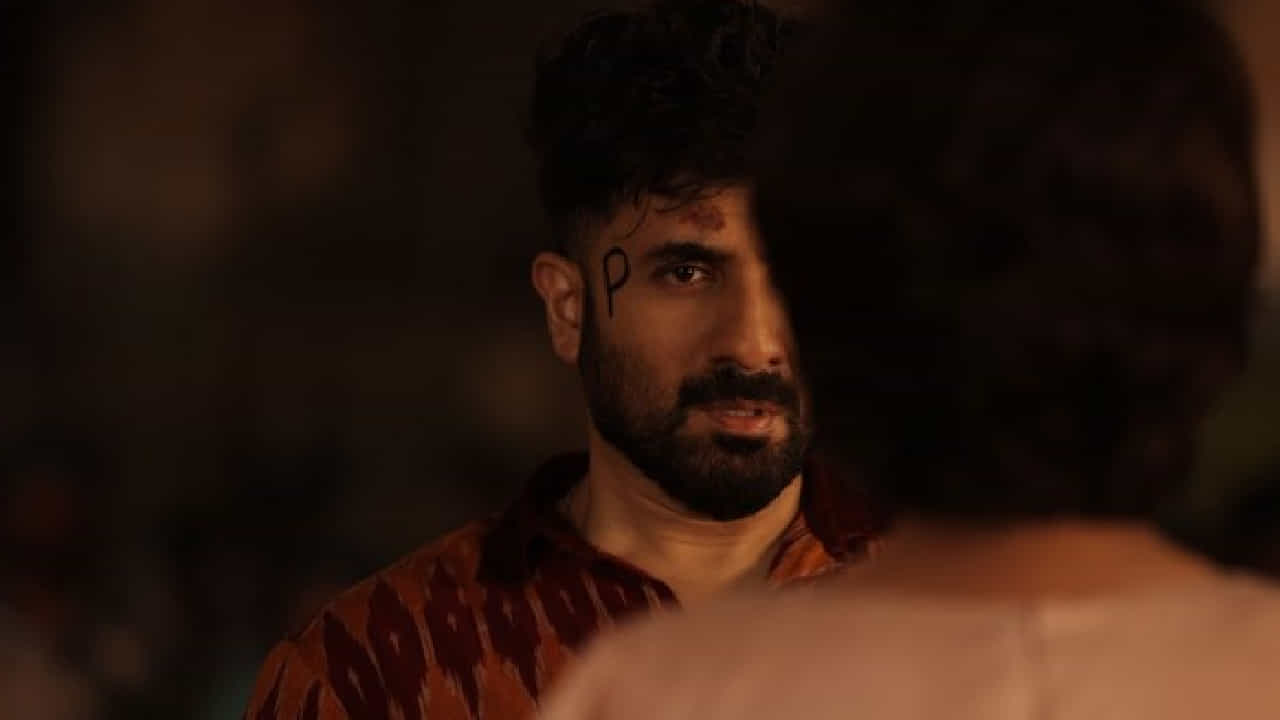 बॉलिवूडमध्ये अनेक चित्रपट असे आहेत ज्यांना बॉक्स ऑफिसवर अपेक्षित यश मिळाले नाही. मात्र, त्याच चित्रपटांनी OTT प्लॅटफॉर्मवर रिलीज झाल्यानंतर प्रेक्षकांची मनं जिंकली आणि प्रचंड लोकप्रियता मिळवली. 2026 मधील अशाच एका चित्रपटाची सध्या जोरदार चर्चा सुरू आहे.