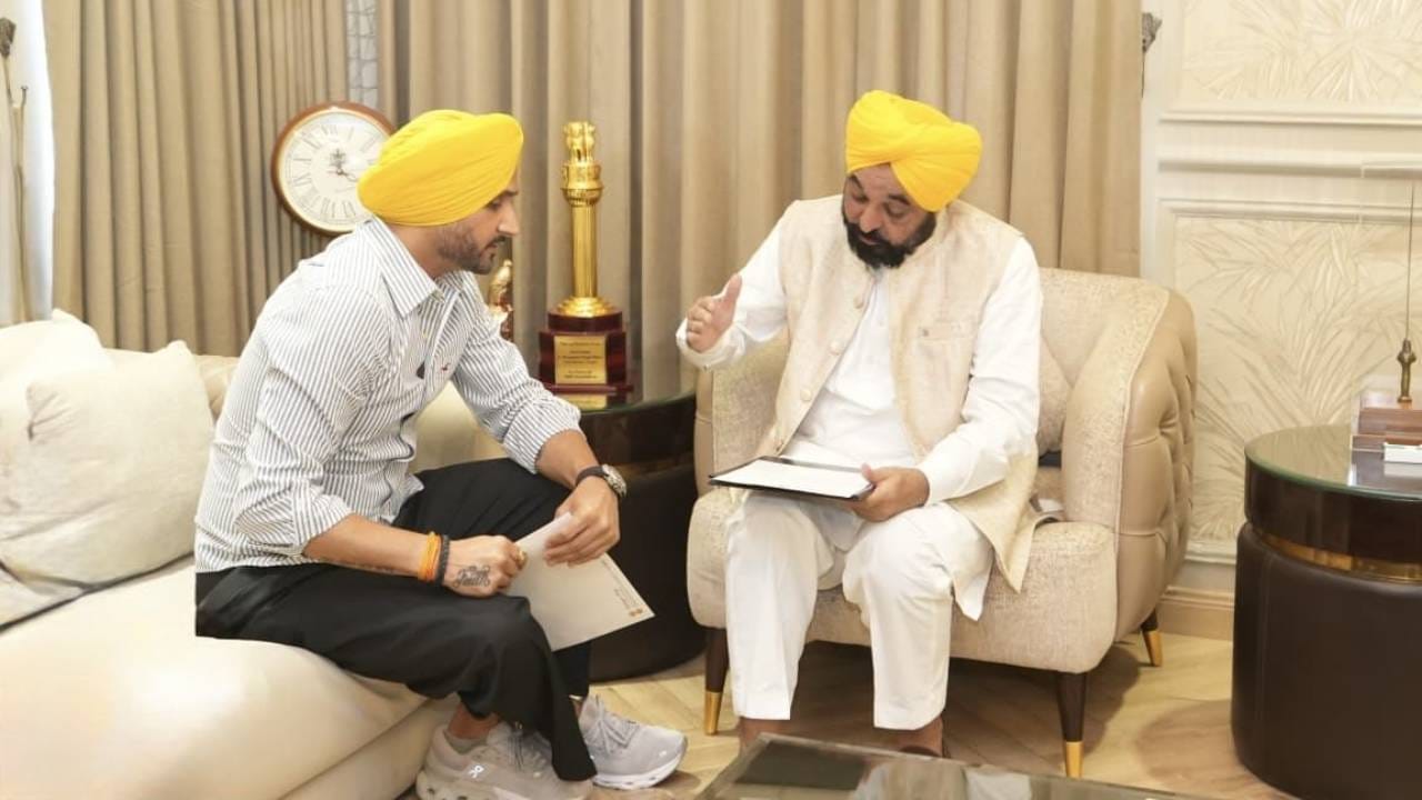 हरभजन सिंगच्या ‘त्या’ निर्णयानंतर जालंधरमध्ये संताप, घराच्या भिंतीवर लिहिलं गद्दार