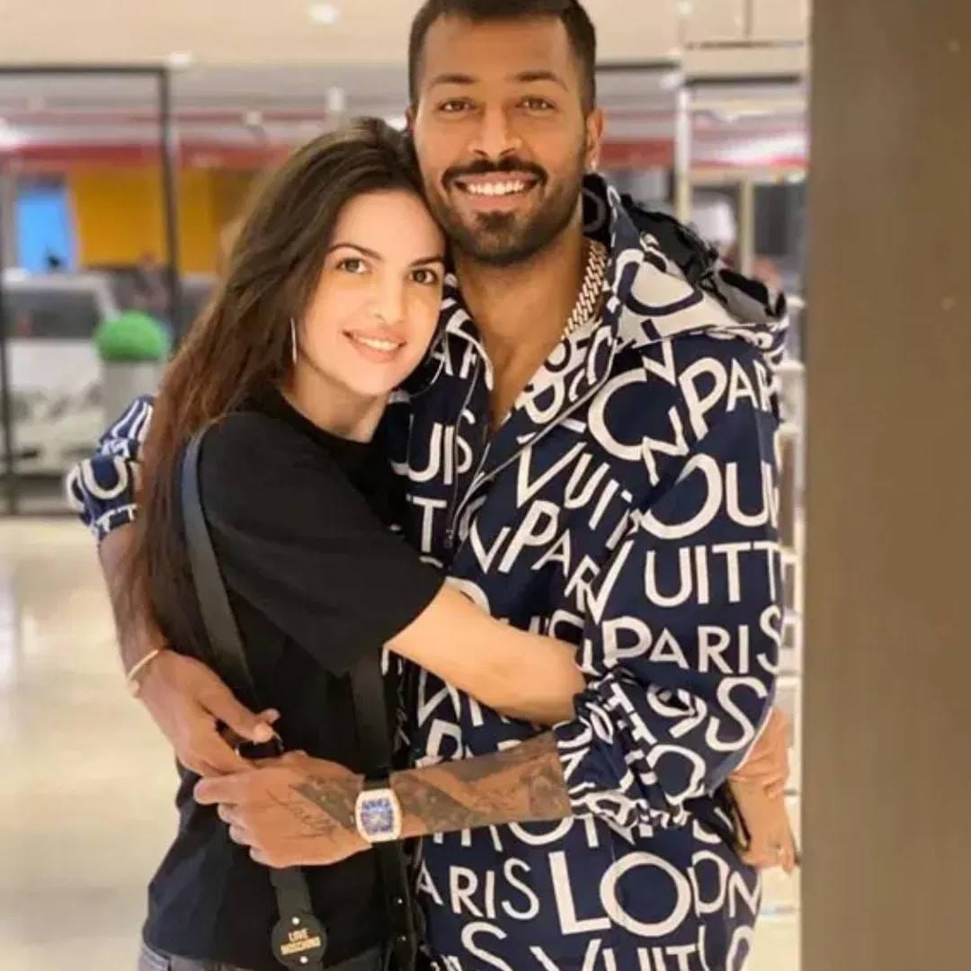 अलीशी ब्रेकअप झाल्यानंतर नताशा दिग्गज क्रिकेटर ऑलराऊंडर हार्दिक पंड्याच्या जवळ आली. दोघांनी आधी डेट केलं मग लग्न. दोघांना एक मुलगा आहे. हार्दिक आणि नताशा आता वेगळे झालेत. त्यांचं लग्न मोडलं. आता अगस्त्य नताशाकडे असतो. (Photo- Natasa Stankovic Instagram)