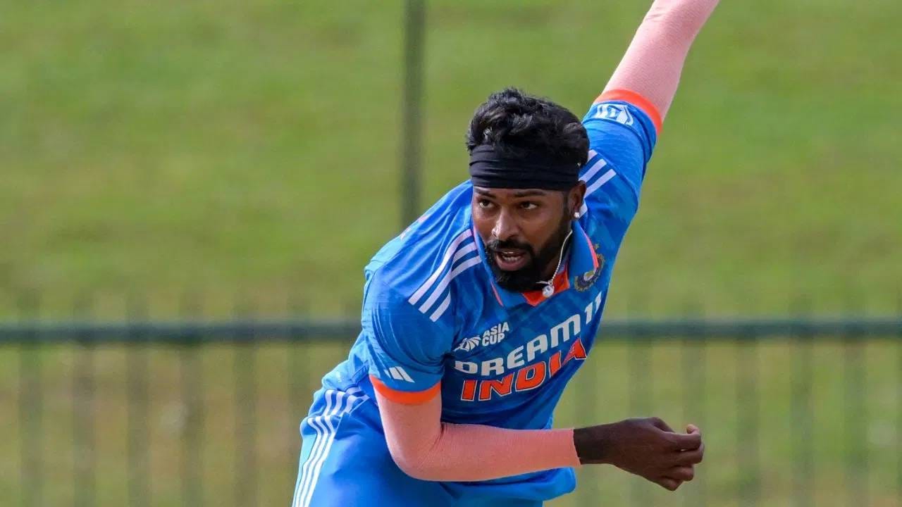 मुंबई इंडियन्सने काल आयपीएल 2026 च्या सीजनमध्ये पराभवाची हॅटट्रिक केली. रॉयल चॅलेंजर्स बंगळुरुने मुंबई इंडियन्सवर 18 धावांनी विजय मिळवला. मुंबई टीमची या स्पर्धेत अत्यंत सुमार कामगिरी सुरु आहे. त्यांचा हा सलग तिसरा पराभव आहे. 