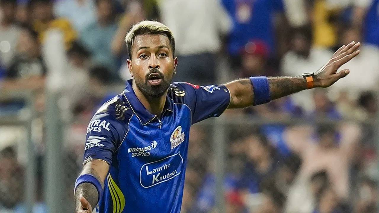 मुंबई इंडियन्सची आयपीएल 2026 मध्ये खराब स्थिती आहे. या टीमचा कॅप्टन हार्दिक पंड्यावर सुद्धा दंड लावण्यात आला. मुंबईचा कॅप्टन हार्दिक पंड्याला आरसीबी विरुद्धच्या सामन्यात 12 लाख दंड लावण्यात आला. 