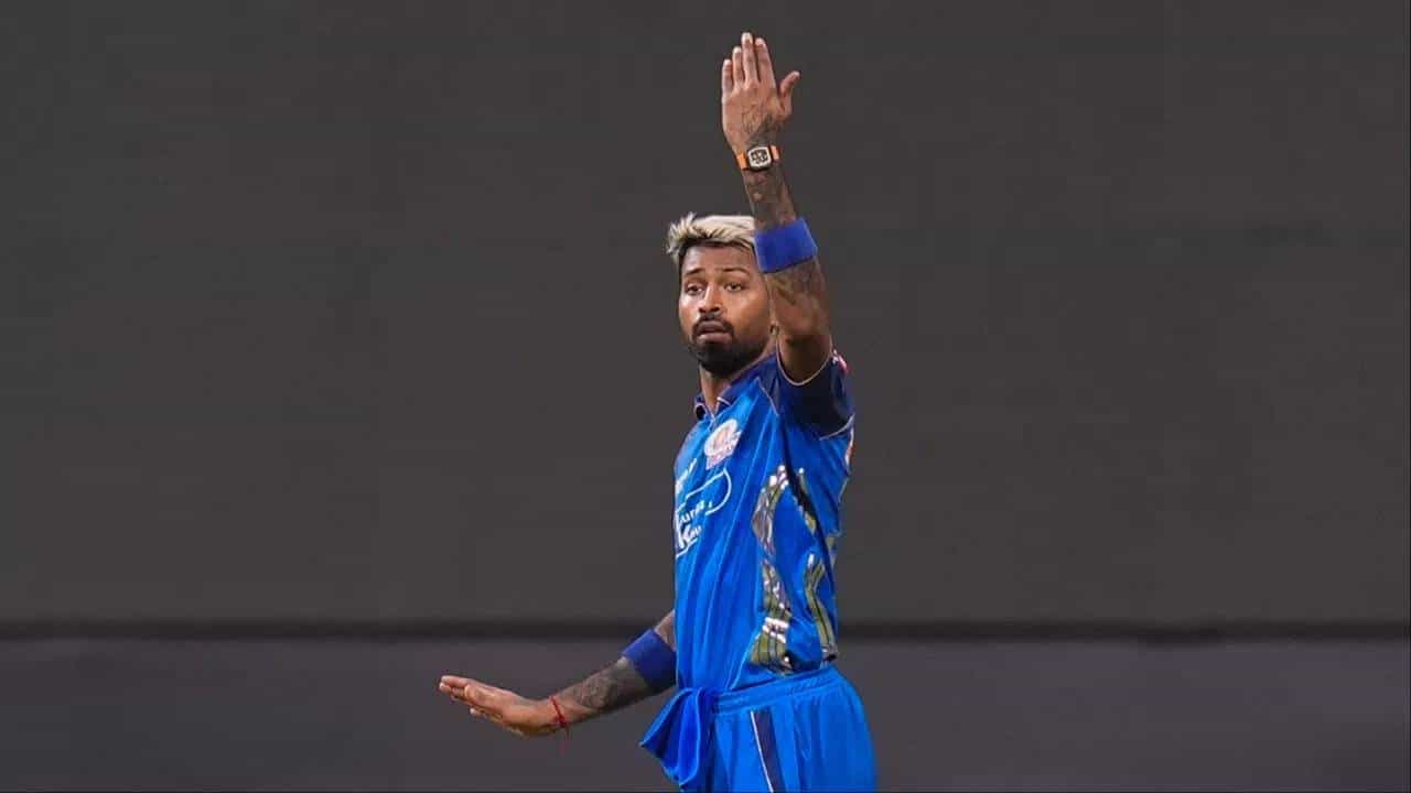 IPL 2026 मध्ये सुरुवातीच्या 29 सामन्यानंतर 10 टीम्सच्या वेगवान गोलंदाजीचे जे आकडे समोर आलेत ते हैराण करुन सोडणारे आहेत. खास बाब म्हणजे जसप्रीत बुमराह, ट्रेंट बोल्ट, शार्दुल ठाकुर, दीपक चाहर अशी मोठी नावं असून सुद्धा मुंबई इंडियन्सची गोलंदाजी सुमार ठरली आहे. (Photo: PTI)