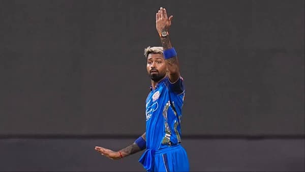 IPL 2026 मध्ये सुरुवातीच्या 29 सामन्यानंतर 10 टीम्सच्या वेगवान गोलंदाजीचे जे आकडे समोर आलेत ते हैराण करुन सोडणारे आहेत. खास बाब म्हणजे जसप्रीत बुमराह, ट्रेंट बोल्ट, शार्दुल ठाकुर, दीपक चाहर अशी मोठी नावं असून सुद्धा मुंबई इंडियन्सची गोलंदाजी सुमार ठरली आहे. (Photo: PTI)