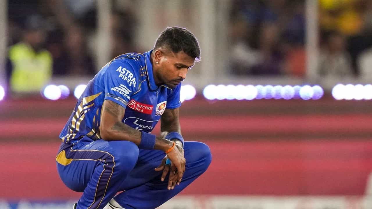 MI vs RCB : कॅप्टन हार्दिकला मोठा झटका, एक चूक महागात, झटक्यात लाखोंचा दंड, कारण?