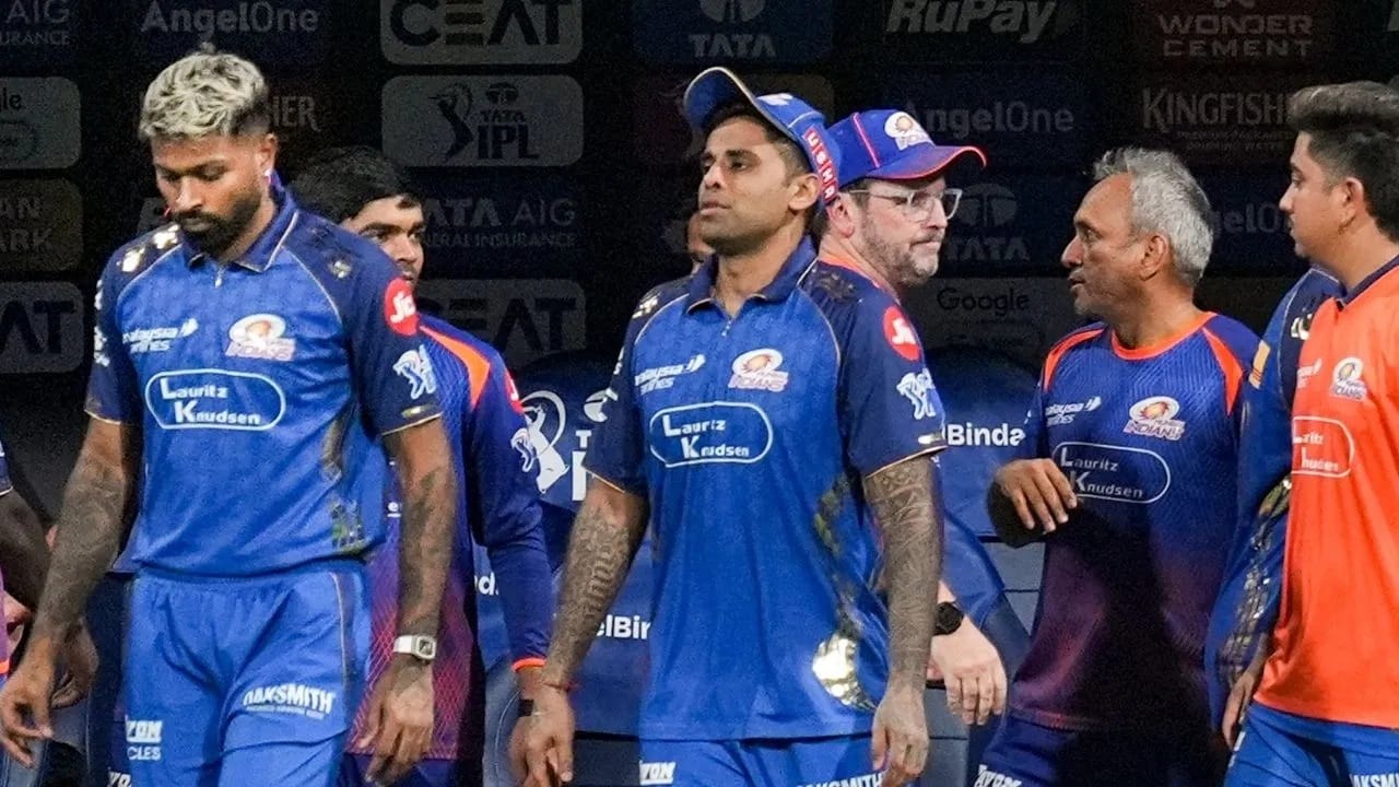 मुंबईचा 2026 या मोसमातील चेन्नई विरुद्धचा वानखेडे स्टेडियममधील सलग आणि एकूण तिसरा पराभव ठरला. मुंबईला सीएसकेआधी पंजाब आणि आरसीबीकडून पराभूत व्हावं लागलेलं. (Photo Credit: PTI)