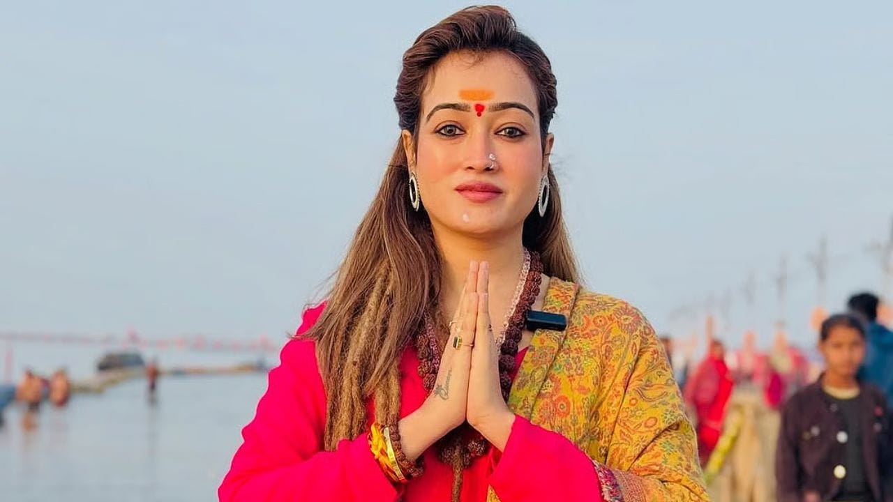 महाकुंभ फेम 32 वर्षांची मॉडेल हर्षा हीने केले स्वत:चे पिंडदान, धारण केले नवे नाव..