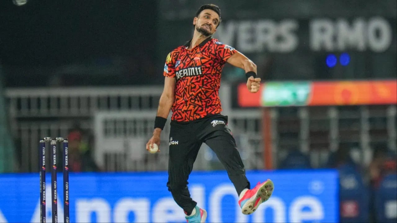 हर्षल पटेल आयपीएल स्पर्धेत पर्पल कॅप विजेता गोलंदाज राहिला आहे. मात्र 19 व्या मोसमात सनरायजर्स हैदराबादसाठी खेळणाऱ्या हर्षलला विकेट्ससाठी संघर्ष करावा लागत आहे. हर्षलने 2 सामन्यांमध्ये एकूण 5.4 ओव्हर बॉलिंग केलीय.  (Photo Credit: PTI)