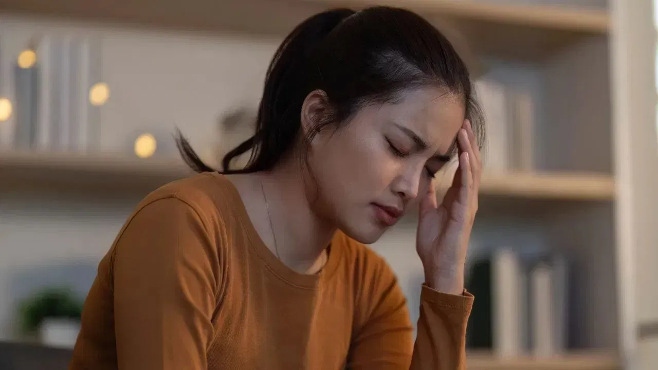 आजच्या काळात मोबाइल, लॅपटॉप किंवा टीव्हीचा जास्त वापर हे डोकेदुखीचे एक प्रमुख कारण बनले आहे. दीर्घकाळ स्क्रीन पाहिल्याने डोळ्यांवर ताण येतो आणि डोळ्यांच्या मागे किंवा कपाळात दुखणे सुरू होते.