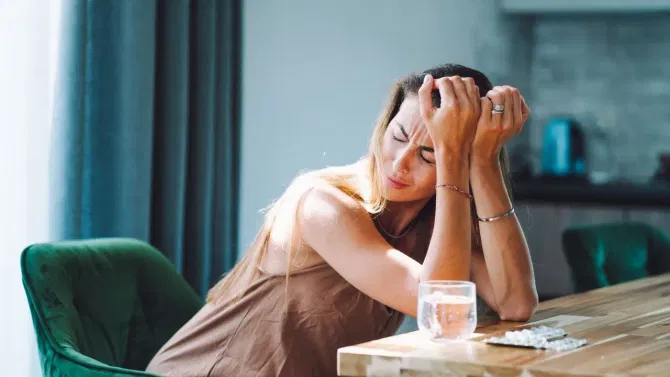 डोकं दुखत असेल तर काय करावं? जराही दुर्लक्ष न करता हे उपाय करा