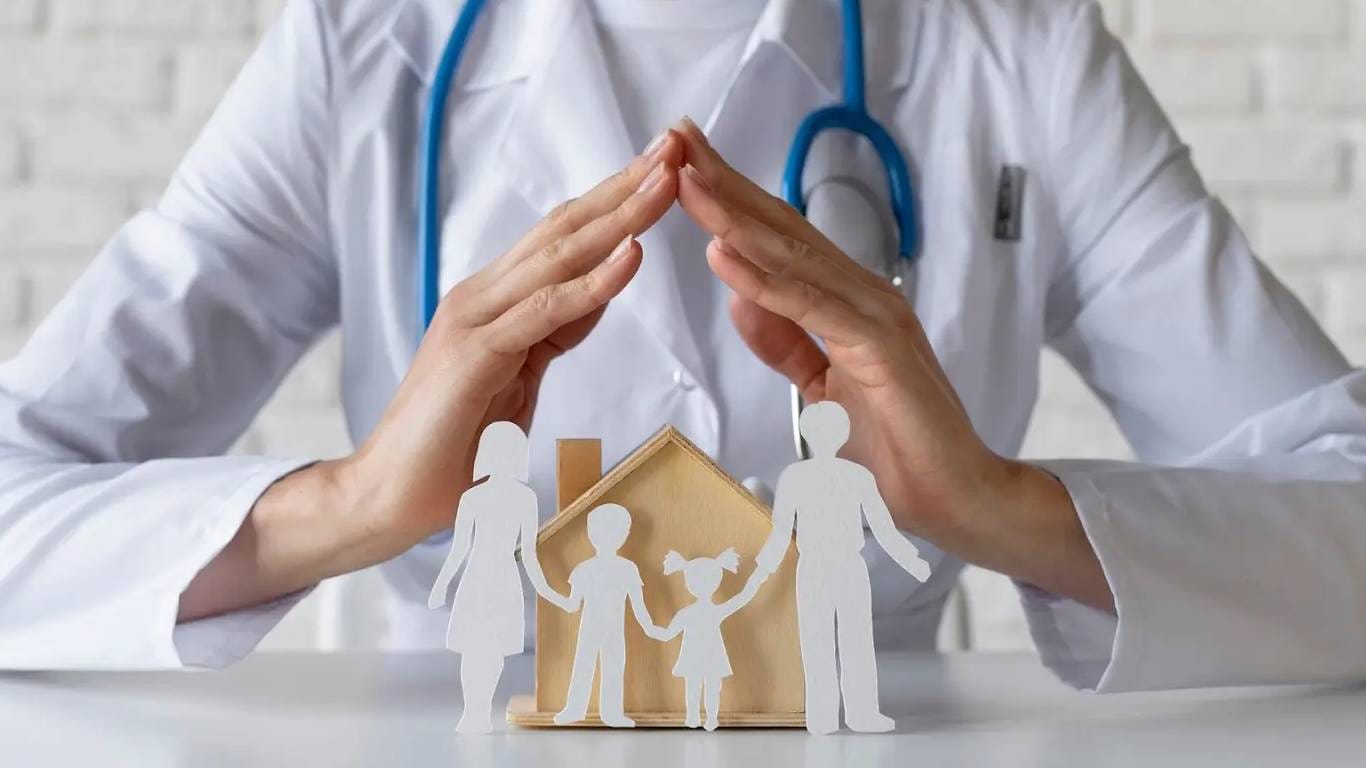 तुमची जुनी हेल्थ इन्शुरन्स पॉलिसी बदलायची वेळ आली? नवीन फिचर्सचा असा घ्या फायदा