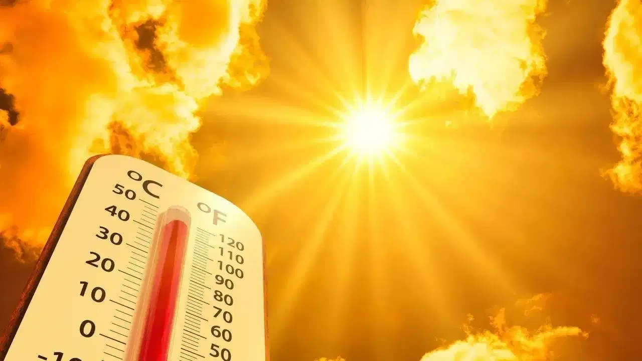 सुमारे 45°C तापमानात दीर्घकाळ राहिल्यास मानवी शरीरासाठी धोका वाढतो. जर शरीराचे अंतर्गत तापमान 40°C किंवा त्यापेक्षा जास्त झाले, तर ही परिस्थिती अत्यंत गंभीर ठरू शकते. यालाच हीटस्ट्रोक म्हणतात आणि ते जीवघेणेही ठरू शकते.