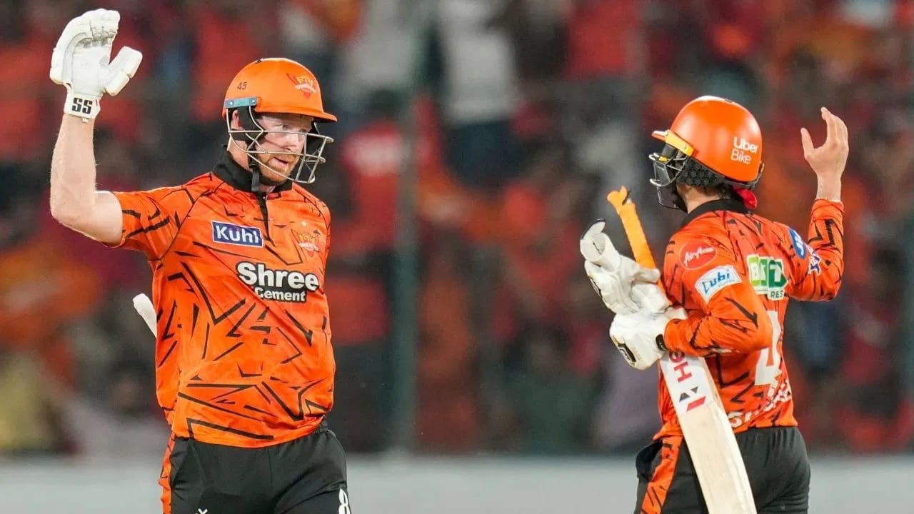 अभिषेक शर्मा याने केलेल्या शतकी खेळीच्या जोरावर हैदराबादने 200 पार मजल मारली. अभिषेकने नॉट आऊट 135 रन्स केल्या. त्या जोरावर हैदराबादने 242 रन्स केल्या. तर  प्रत्युत्तरात दिल्लीला 20 ओव्हरमध्ये 195 धावांपर्यंतच पोहचता आलं. (Photo Credit: PTI)