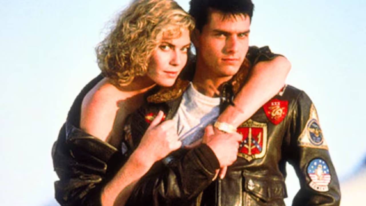 हा चित्रपट 40 वर्षांपूर्वी आला होता, ज्याने जगभरातील बॉक्स ऑफिस हादरवून सोडले होते. आजही हा चित्रपट लाखो लोकांचा आवडता असेल. या चित्रपटात हॉलिवूड स्टार टॉम क्रूझने 'पीट मेवरिक मिशेल'ची भूमिका साकारली होती. 1986 मध्ये आलेल्या या चित्रपटाचे दिग्दर्शन टोनी स्कॉट यांनी केले होते. चित्रपटाची कथा नेव्हीच्या टॉप पायलट्सचे प्रशिक्षण, त्यांच्यातील स्पर्धा, मैत्री आणि धोकादायक मोहिमांभोवती फिरते. प्रदर्शनाच्या वेळी यातील ॲक्शन आणि हवाई स्टंट्सनी प्रेक्षकांना भुरळ घातली होती. या चित्रपटाचे नाव ‘टॉप गन’ (Top Gun) आहे.