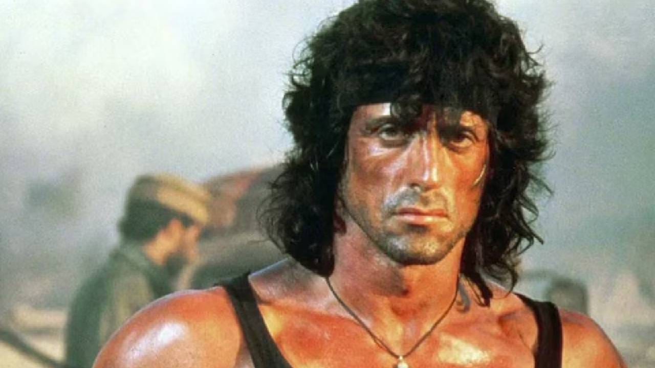 आम्ही ज्या अभिनेत्याबद्दल बोलत आहोत ते दिग्गज अभिनेते सिल्वेस्टर स्टैलोन (Sylvester Stallone) आहेत, ज्यांना आपल्या आयुष्यात १००० हून अधिक वेळा रिजेक्शन सहन करावे लागले. स्टैलोनचे बालपणही सोपे नव्हते. जन्माच्या वेळी झालेल्या एका वैद्यकीय चुकांमुळे त्यांच्या चेहऱ्याच्या खालच्या भागातील नसेवर वाईट परिणाम झाला होता, ज्यामुळे त्यांचा चेहरा थोडा वाकडा दिसत असे आणि त्यांचा आवाजही वेगळा झाला होता. यामुळे सुरुवातीच्या काळात कोणीही त्यांना गंभीर अभिनेत्याच्या रूपात पाहत नव्हते.