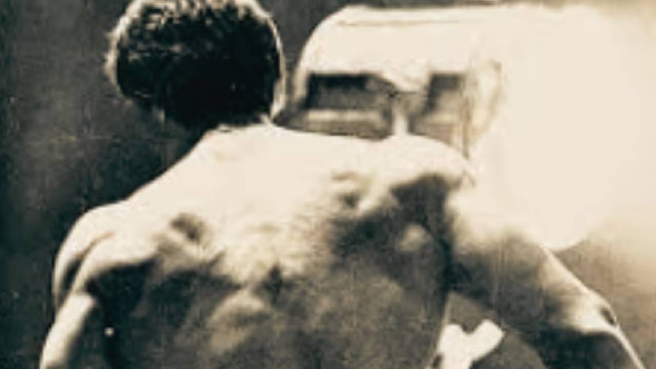 फिल्म इंडस्ट्रीत पाऊल टाकणे जितके सोपे वाटते, तितके सोपे नसते. विशेषतः जेव्हा तुमचा लुक आणि आवाज इंडस्ट्रीने आधीच ठरवलेल्या नियमांमध्ये बसत नसेल. या स्टारला आपल्या करिअरच्या सुरुवातीला वारंवार रिजेक्शनचा सामना करावा लागला. कास्टिंग दिग्दर्शक त्याला पाहून हसत आणि स्पष्ट नकार देत. पण त्यांनी हार मानली नाही आणि सतत प्रयत्न करत राहिले. आज या स्टारला केवळ हॉलिवूडच नव्हे तर जगभर ‘अॅक्शनचा बादशाह’ म्हणून ओळखले जाते. या हिरोवर अशी परिस्थिती ओढावली होती की पाळीव श्वान 40 डॉलर्सला विकावा लागला होता.