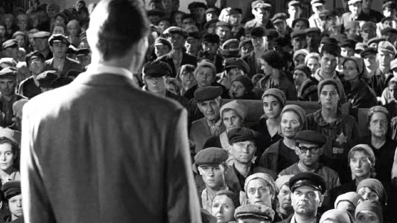 1993 मध्ये प्रदर्शित झालेल्या या प्रसिद्ध हॉलिवूड चित्रपटाचे दिग्दर्शन प्रख्यात चित्रपट निर्माते स्टीवन स्पीलबर्ग यांनी केले होते. याची कथा थॉमस केनेली यांच्या 'शिंडलर्स आर्क' या कादंबरीवर आधारित आहे. याचा पहिला प्रीमियर 30 नोव्हेंबर 1993 रोजी झाला आणि 15 डिसेंबर 1993 रोजी तो चित्रपटगृहांमध्ये प्रदर्शित झाला. हा चित्रपट मुद्दाम 'ब्लॅक अँड व्हाईट' टोनमध्ये तयार करण्यात आला होता, जेणेकरून डॉक्युमेंटरीसारखा प्रभाव निर्माण होऊ शकेल. यामुळे प्रेक्षकांना त्या काळातील सत्य अधिक जवळून अनुभवता आले आणि त्यांना ही कथा अधिक वास्तववादी वाटली. या चित्रपटाचे नाव ‘शिंडलर्स लिस्ट’ (Schindler's List) आहे.