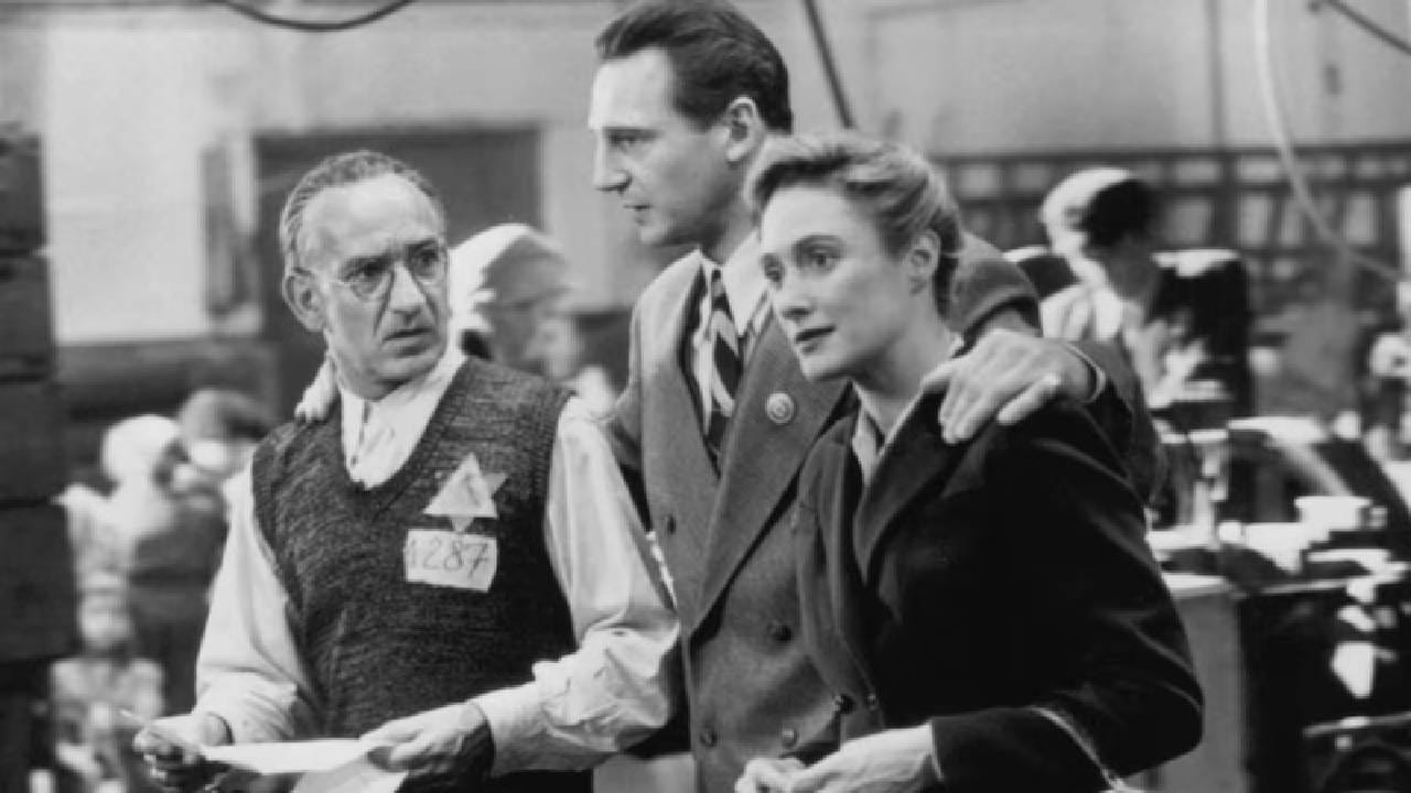 या चित्रपटात लियाम नीसन यांनी ऑस्कर शिंडलरची भूमिका साकारली आहे. बेन किंग्सले यांनी इत्झाक स्टर्न आणि राल्फ फाइन्स यांनी नाझी अधिकारी अमोन गोएथची भूमिका केली आहे. ही कथा एका जर्मन व्यावसायिकाची आहे, जो सुरुवातीला फक्त फायद्यासाठी फॅक्टरी उघडतो. पण हळूहळू ज्यू लोकांवर होणारे अत्याचार पाहून त्याचे मन परिवर्तन होते. त्यानंतर तो माणुसकीसाठी उभा राहतो आणि सुमारे ११०० लोकांचे प्राण वाचवतो. चित्रपटात लोभापासून माणुसकीपर्यंतचा प्रवास दाखवण्यात आला आहे. विशेष म्हणजे आजही जगभरात हा चित्रपट अत्यंत प्रेरणादायी मानला जातो.