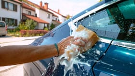 घरी कार धुताय? 'या' 5 चुकांमुळे तुमच्या गाडीचे होऊ शकते मोठे नुकसान.